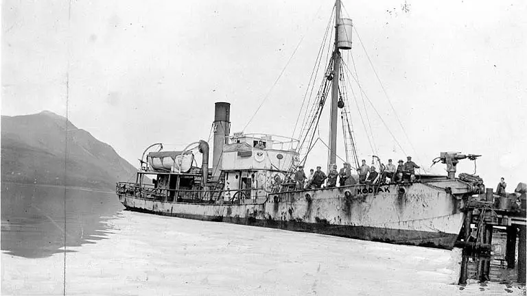 Whaling steamer Kodiak and its crew
